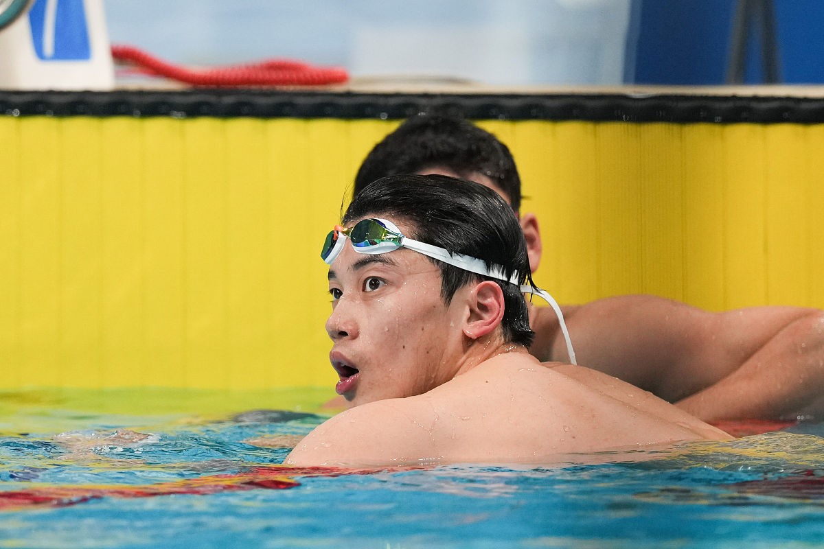 开云-爱游戏-德约科维奇重返赛场，出色发挥首场状态出色，拜仁观众沸腾！热度持续攀升(德约科维奇正手慢动作)